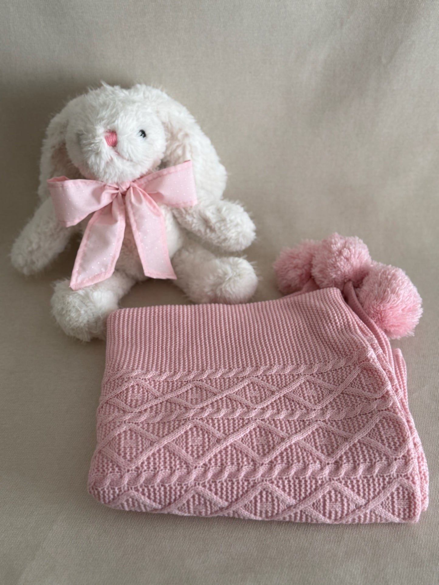 Conejo de peluche personalizado con listón rosa y cobija clásica rosa