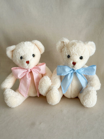 Oso de peluche personalizado con listón rosa y celeste, ideal como regalo para bebé o nacimiento