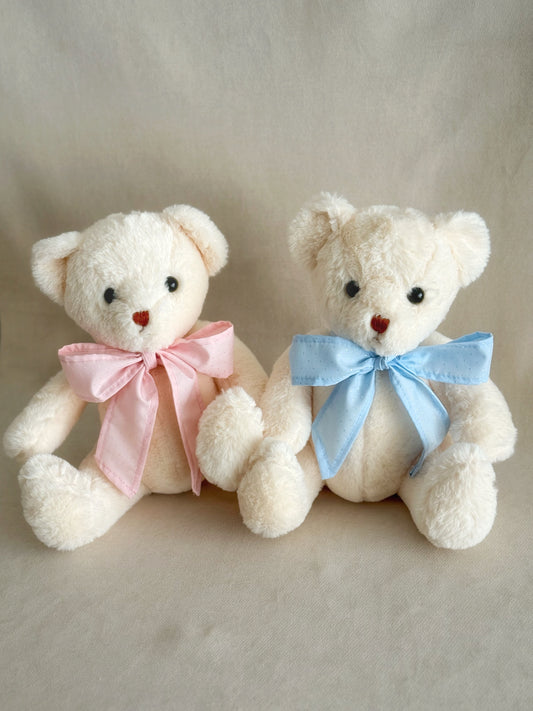 Oso de peluche personalizado con listón rosa y celeste, ideal como regalo para bebé o nacimiento